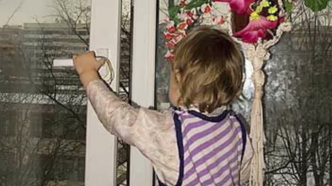 Из окна дома на Ярослава Гашека выпал ребенок