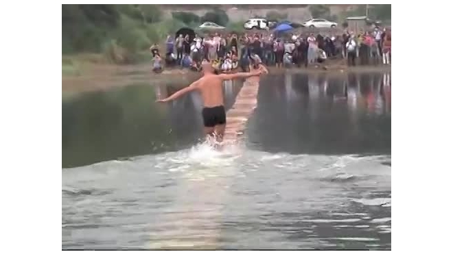 Зрителей разочаровала пробежка буддистского монаха по воде