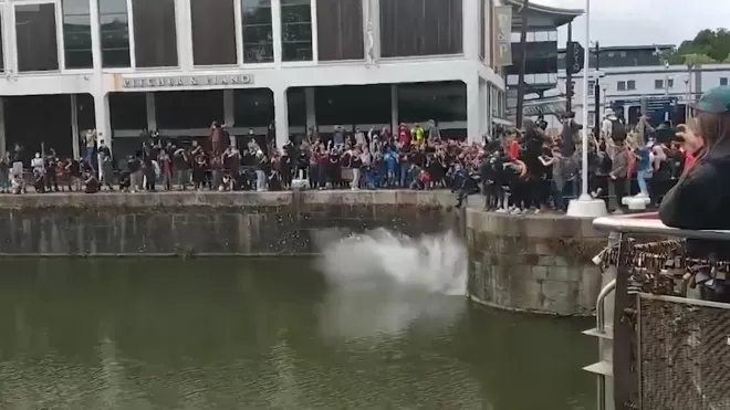 Сброшенную вандалами в Бристоле статую работорговца вытащили из воды