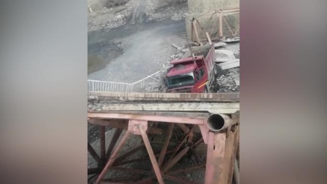 Мост в Дагестане обрушился после проезда КамАЗа