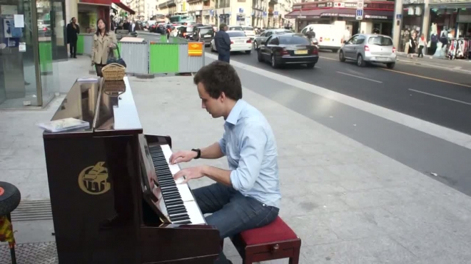 Концерт на улице Парижа