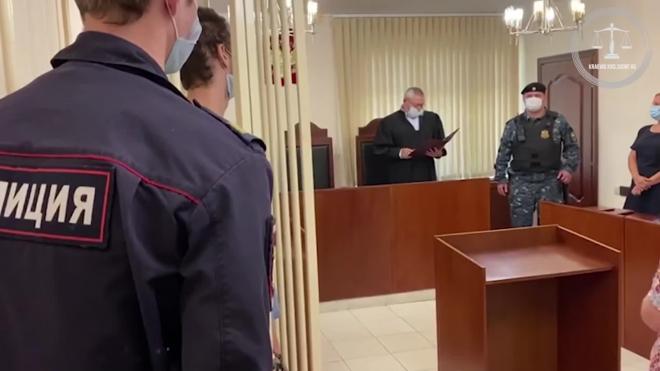 В Сочи осудили родителей девочки, отец которой "жонглировал" ею на видео