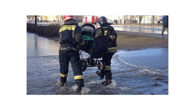 Проспект Непокоренных перекрыт: дорогу очищают после крупной коммунальной аварии