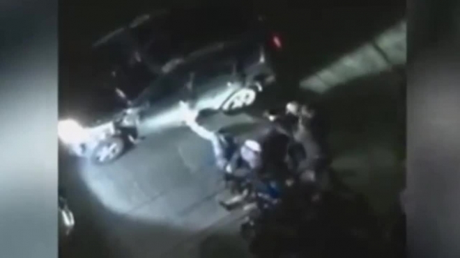 Видео: разгневанные горе-водители устроили массовую драку 