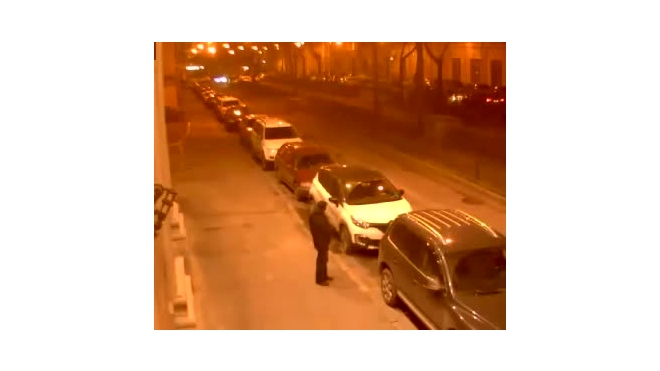 Иномарка "споткнулась" о припаркованную машину и перевернулась на Биржевой линии
