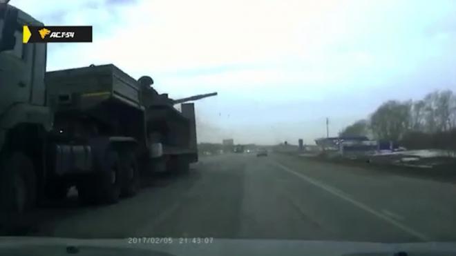 В Новосибирской области музейный танк вспорол прицеп фуры