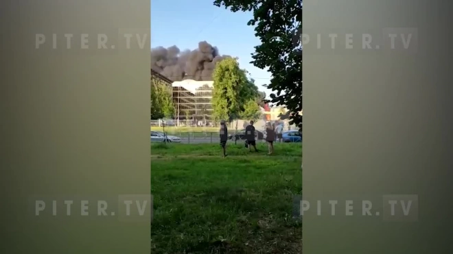 В Петербурге произошёл пожар возле ТЦ "Аквилон"