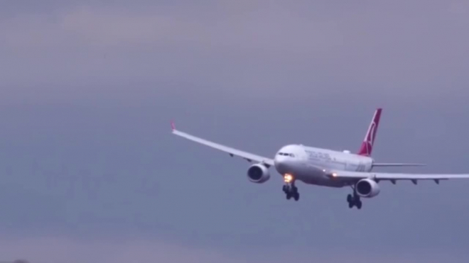 Ураган "Эберхард": Сеть облетело видео экстремальной посадки пассажирского авиалайнера в Германии