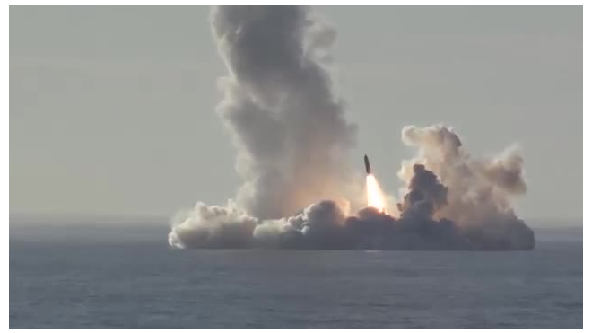 Опубликовано видео первого залпового пуска ракет "Булава" с подлодки