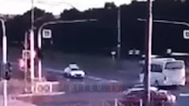 Момент ДТП на перекрёстке Шлиссельбургского и Прибрежной попал на видео