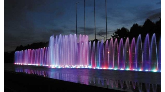 В Петербурге запустили стометровый фонтан