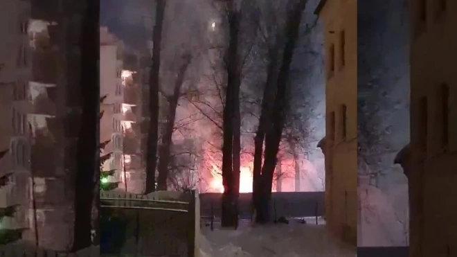На Петрозаводской вспыхнул пожар в бытовке