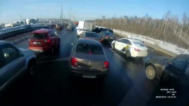 Видео: на Мурманском шоссе столкнулись несколько машин 