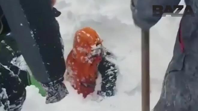 На Камчатке спасатели вызволили подростка из-под обрушившейся груды снега