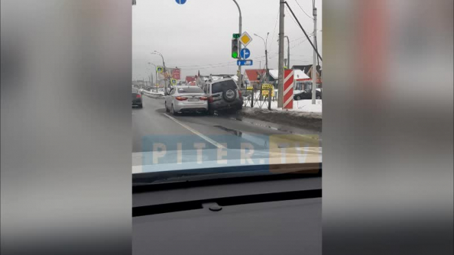 Две иномарки столкнулись возле ж/д переезда в Парголово