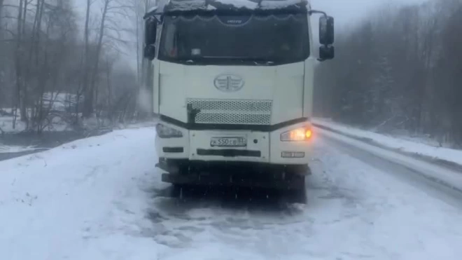 Трассу М-11 "Нева" занесло снегом