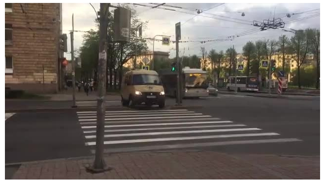 Видео: инкассаторский автомобиль превратился в пешехода в Петербурге