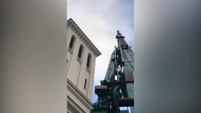 В Петрикирхе на Невском проспекте вернулась копия утраченных башенных часов