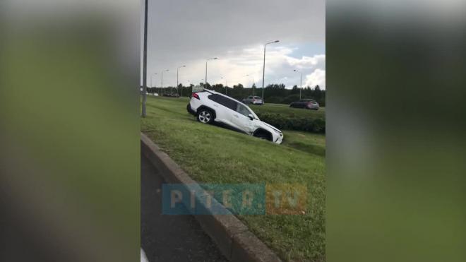 На Пулковском шоссе собралась огромная пробка из-за авто в кювете