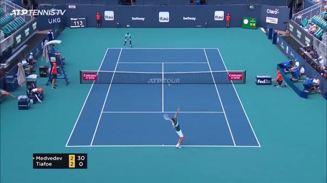 Медведев вышел в четвертьфинал теннисного турнира серии "Мастерс" в Майами