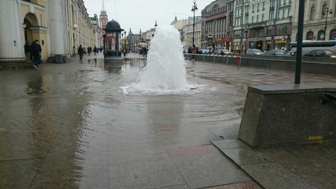 Мощный фонтан на Невском удалось усмирить