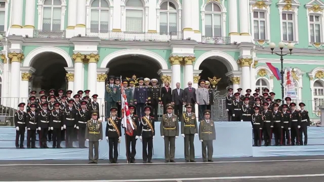 Для вручения аттестатов прибыли! На Дворцовой выпускной у военных