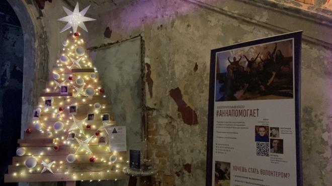 Доброелка и ель на потолке: Анненкирхе украсили к Новому году