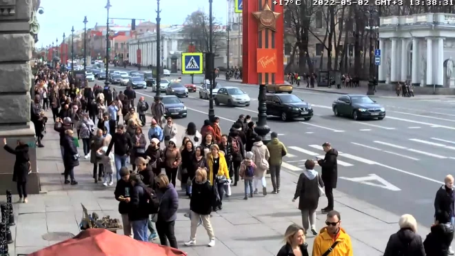 Видео: водитель такси сбил несколько пешеходов на Невском проспекте