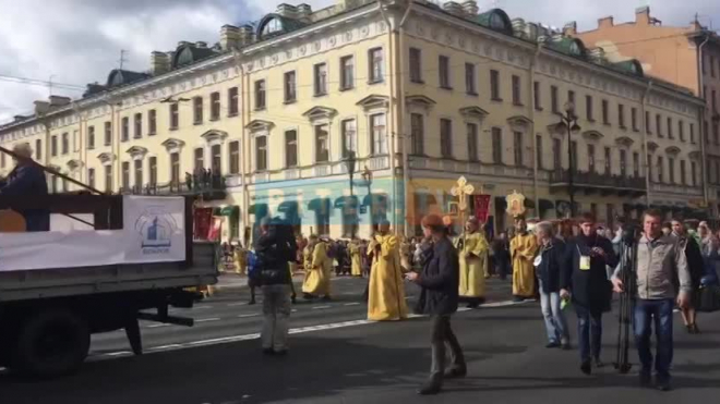 Видео: в Петербурге православные участвуют в Крестном ходе