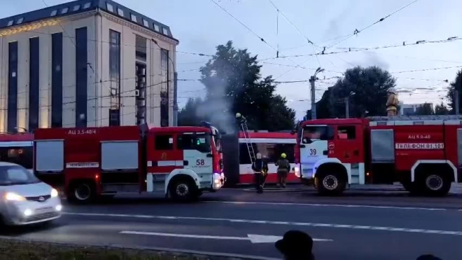 Пожарные потушили трамвай на проспекте Обуховской обороны 