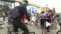 Тысячи велосипедистов на магистралях Петербурга устроили ...