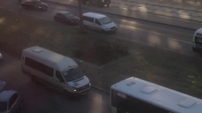 Видео: на Дыбенко "КамАЗ" зацепил микроавтобус, машины перегородили дорогу