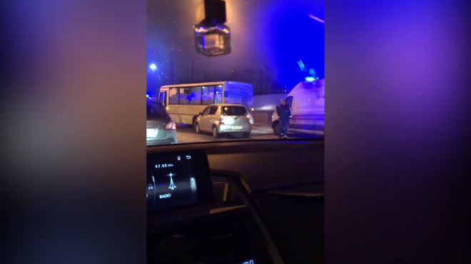 На Лесном проспекте пассажир "БМВ" вылетел в лобовое стекло из-за аварии