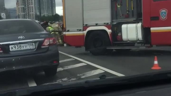 Видео: в Петербурге два автомобиля столкнулись на Октябрьской набережной