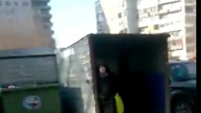 Шокирующее видео из Новосибирска: Женщина закинула девочку в мусорку в воспитательных целях