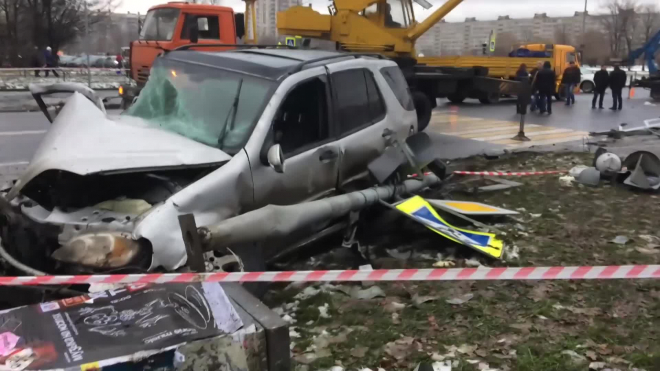 Появилось видео, как утром устраняли остатки ночного ДТП в Петербурге 