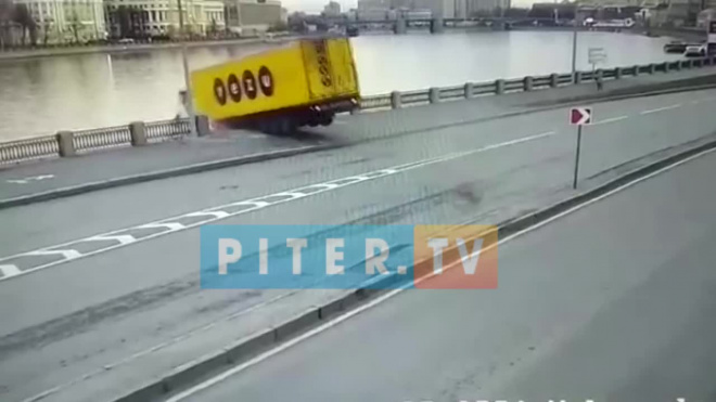 В центре Петербурга водитель погиб при падении фуры в Неву