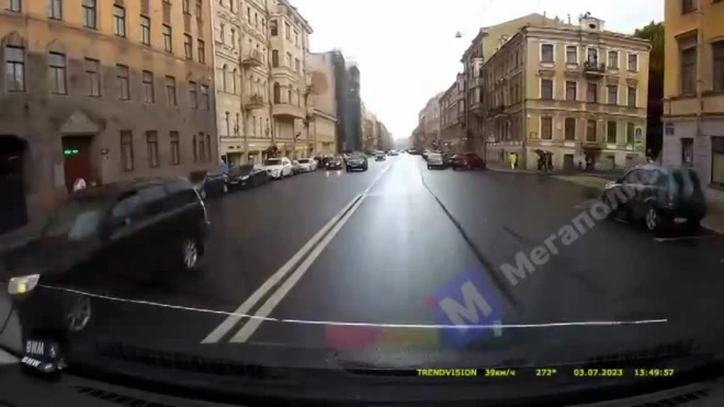 Девушка показала грудь водителю в качестве извинения на улице Жуковского