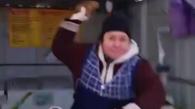 Появилось видео: разъяренная продавщица из Калининграда кидается мясом в покупателей