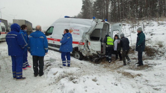 В Свердловской области грузовик протаранил "скорую", которая перед этим попала в ДТП с легковушкой