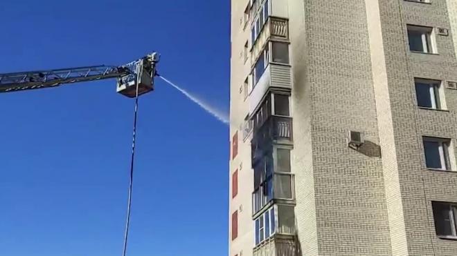 Очевидцы засняли процесс тушения пожара на улице Гидростроителей в Кронштадте