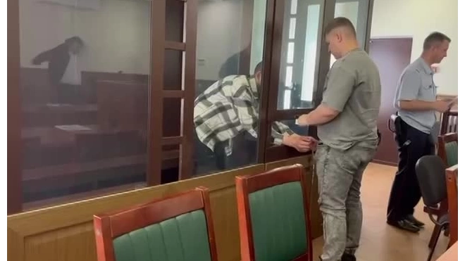 Арестован отчим, который свесил вниз головой из окна ребенка в Петербурге