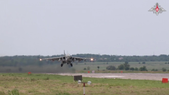 Минобороны показало на видео ловкий кульбит Су-25 после обстрела позиций ВСУ