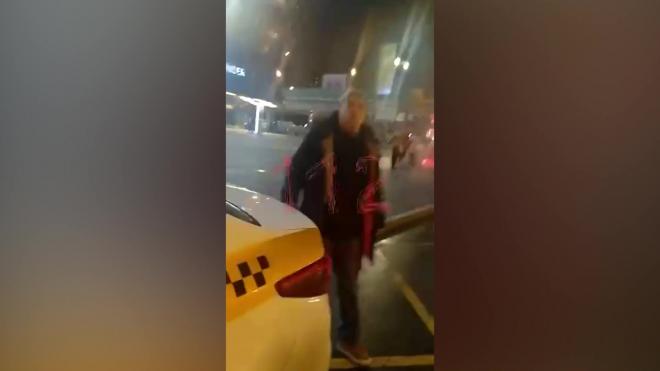Нападение с мачете на таксиста в Москве попало на видео