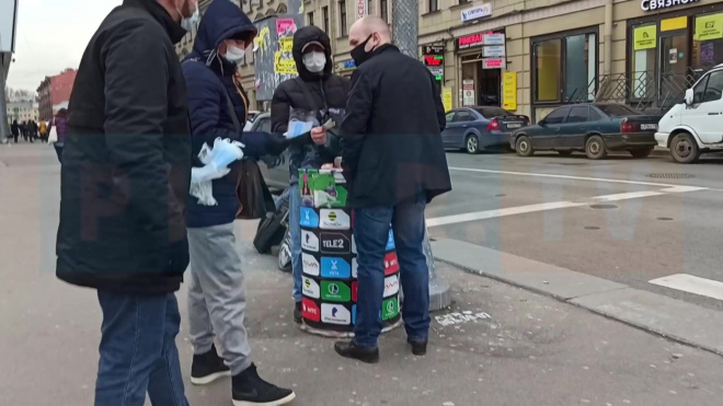 Видео: на Сенной продают маски за 1500 рублей 