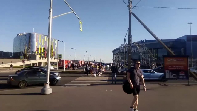 Видео: Около ТЦ "Питерлэнд" большое скопление пожарных расчетов