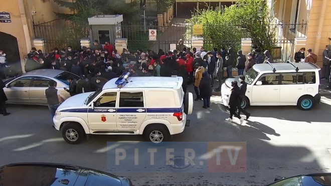 Видео: полиция разогнала толпу у консульства Узбекистана в Петербурге 