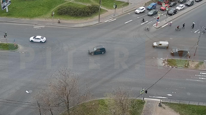 На перекрестке Московского шоссе и Дунайского проспекта легковушку оставили без колеса