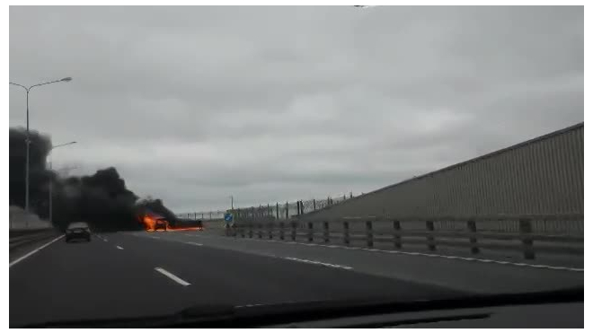 В Петербурге на северной дамбе огонь "поедает" автомобиль