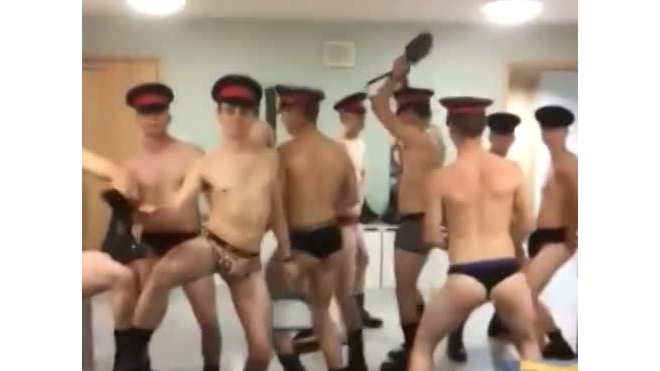 Satisfaction в стиле курсантов летного училища оказался пародией на видео британских военных